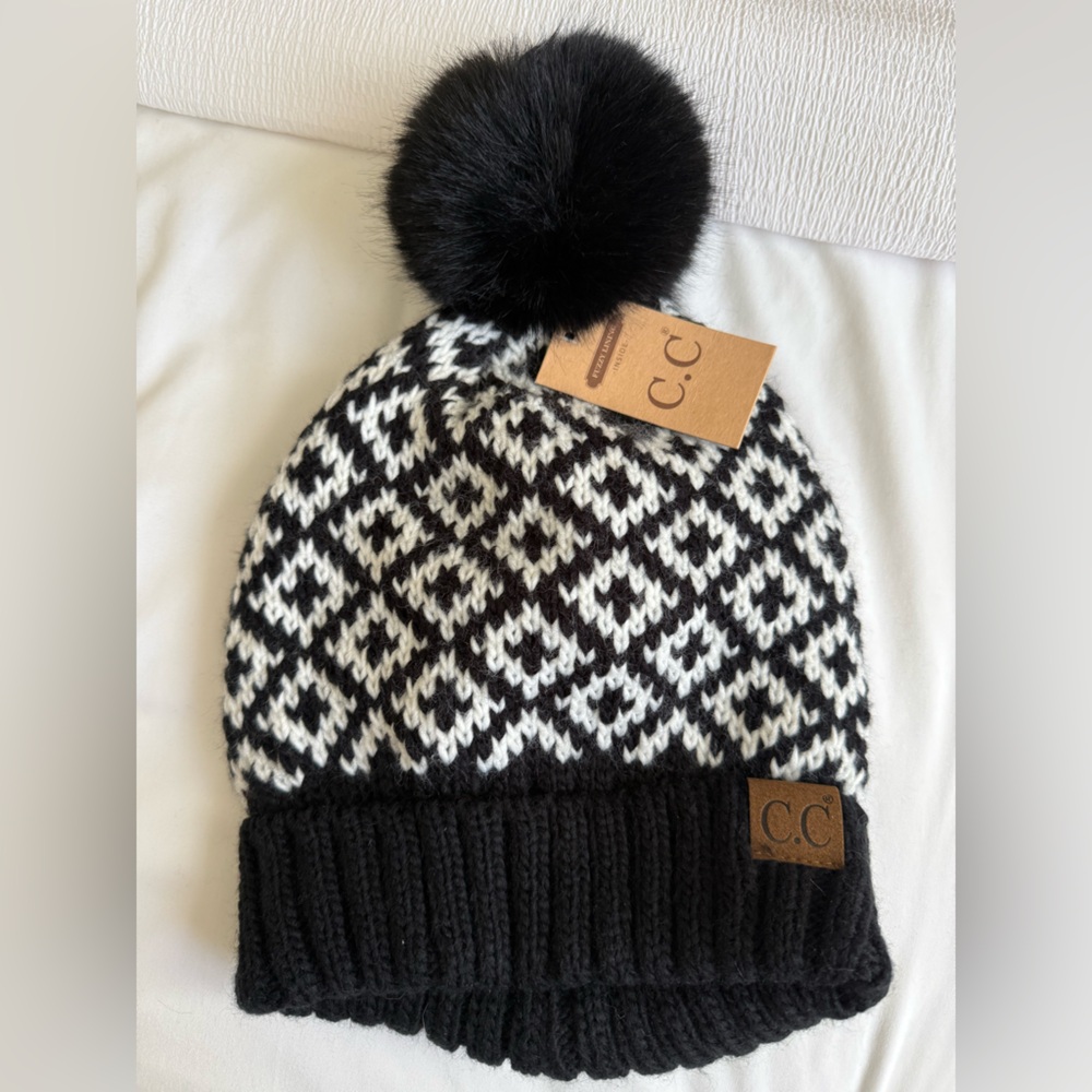 🆓 NWT Fuzzy Lined Diamond Patterned Faux Fur Pom C.C Beanie - Picture 4 of 4
